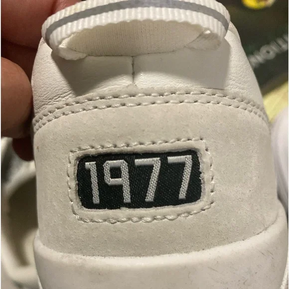 👟Le TIGRE Tompkins Sneaker - Women's  Size: 9.5  Color : White - Picture 9 of 12